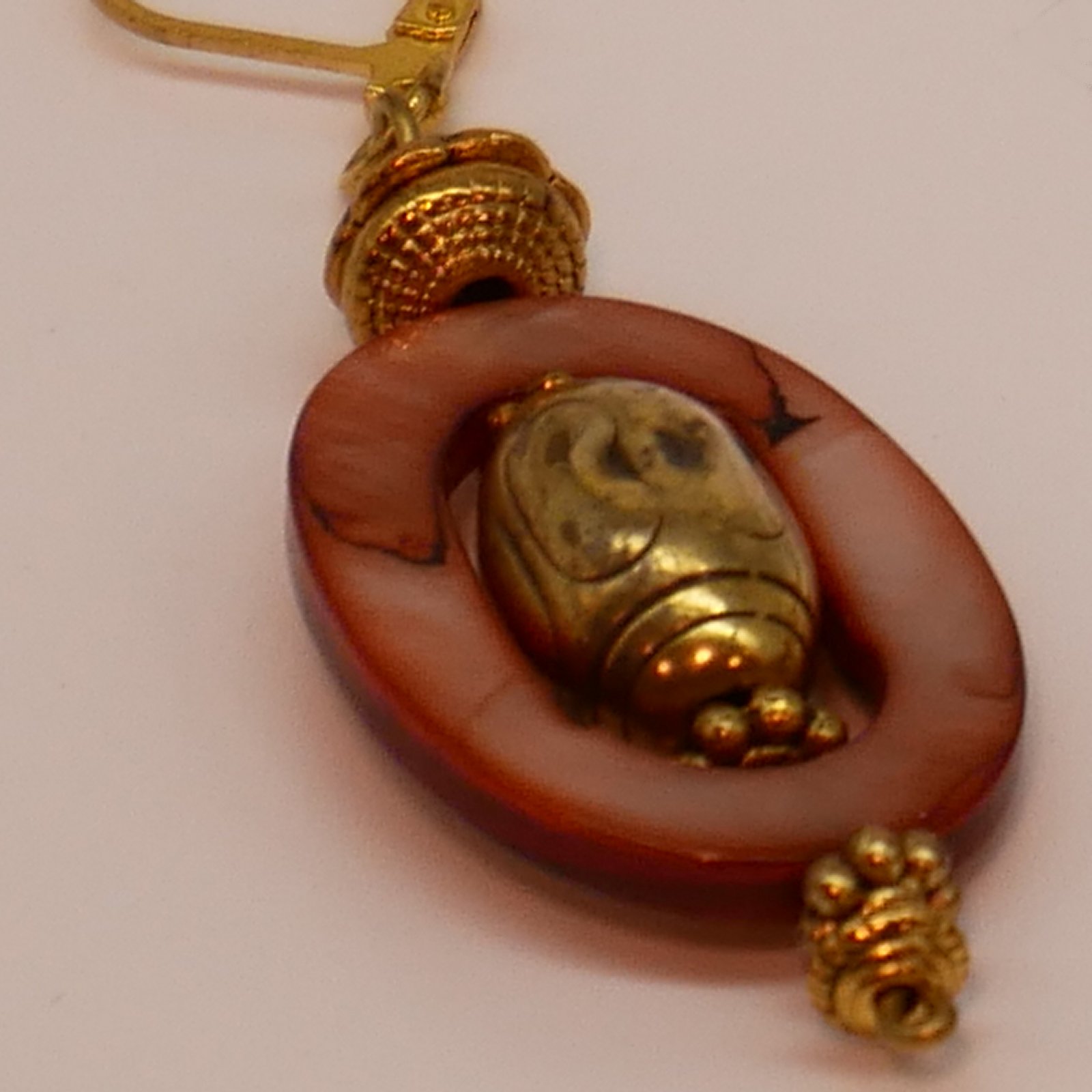 Perlmutt-Ohrring mit Silberperle